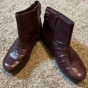 Clarks Christine Tilt Women's Size 7.5 Burgundy Leather Side Zip Ankle Boots EUC